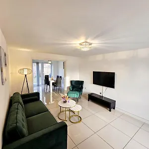 Spacious Modern 4bd House Apartment